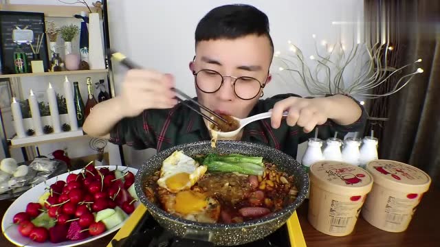 吃饭啦光小强:一碗超丰盛的酸辣粉!看着就非常诱人了!想吃