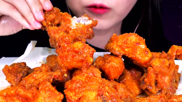 美女小姐姐吃蜂蜜炸鸡,一口咬下去金黄酥脆,光听声音就饿了