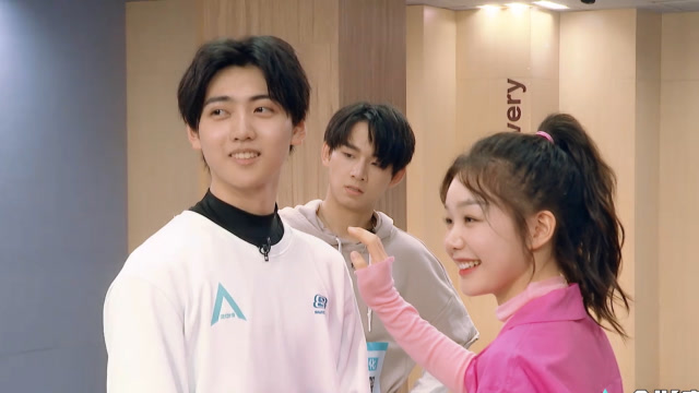 创造营练习室焉栩嘉和徐梦洁互动练习害羞不敢直视