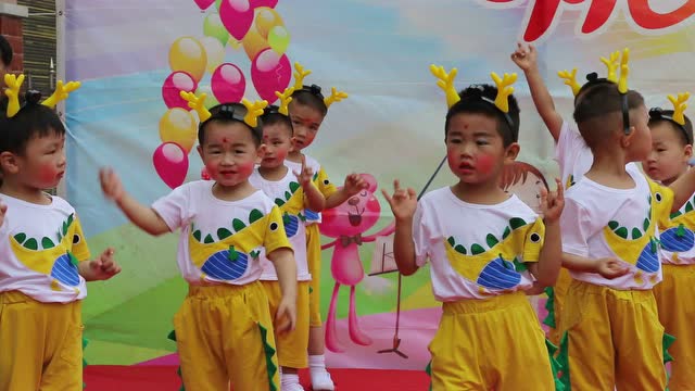 02.德馨幼儿园小班《小龙人》