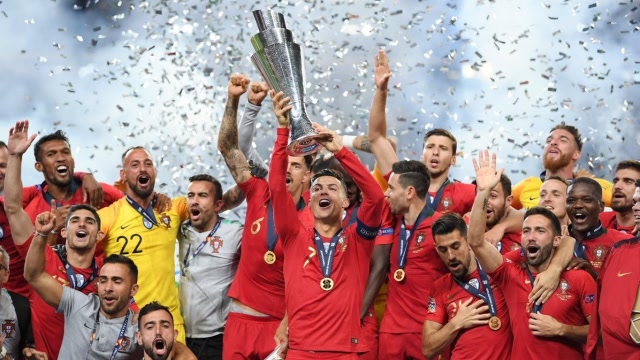 葡萄牙夺冠!现场实拍c罗高举欧国联冠军奖杯瞬间,激动人心!