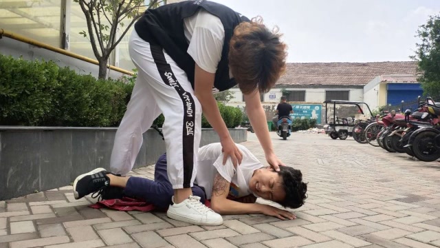 丈夫当街暴打妻子,不想被小舅子看见到,丈夫被按着脑袋往地上砸