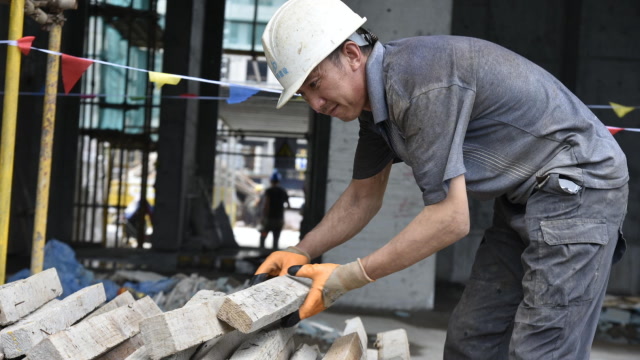 老人工地打零工救孙:好好治病,爷爷有钱