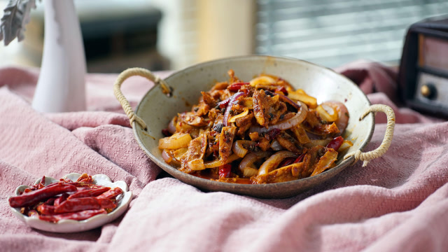 越吃越上瘾的麻辣鸡骨尖,吹空调刷剧吃最合适啦