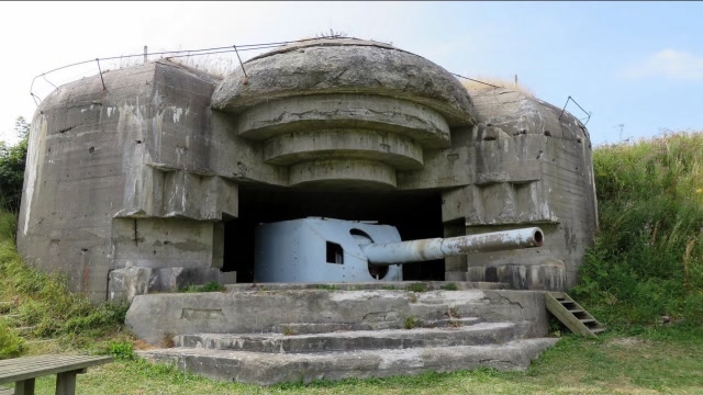 越军120米碉堡藏巨炮,士兵挖开天窗灌油,20分钟后一片寂静