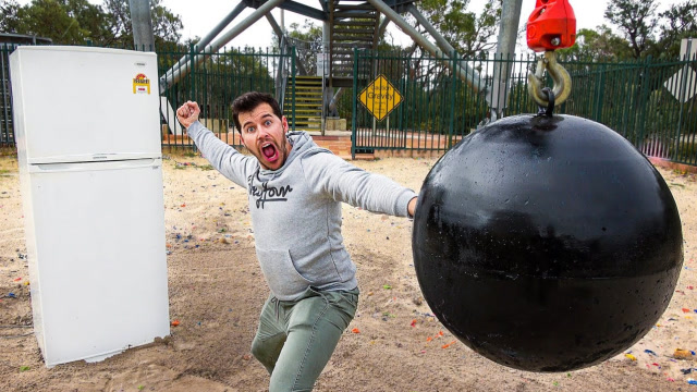 老外在45米的高塔扔铁球砸冰箱和电视机,网友:这日子不过了?