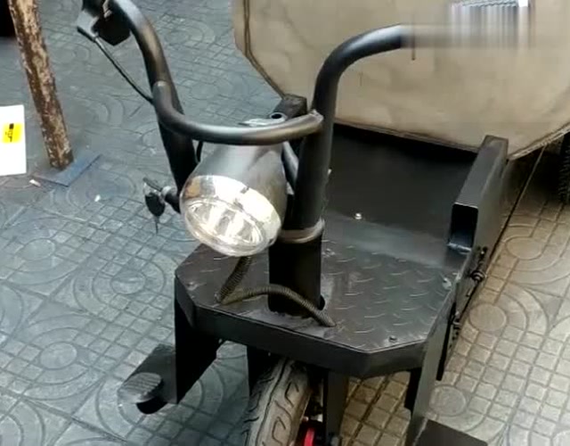 农村小伙自制三轮车,简单实用,有再多的沙石也不怕了!