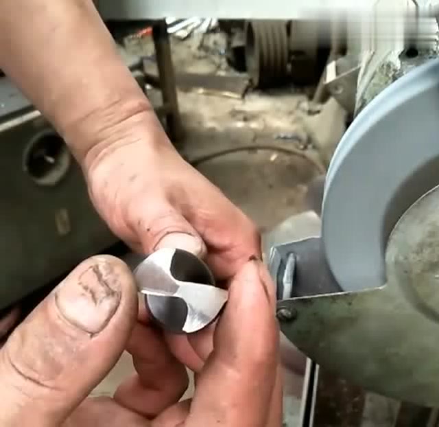 技工老师傅教你如何快速的磨钻头原来磨钻头还需要手势