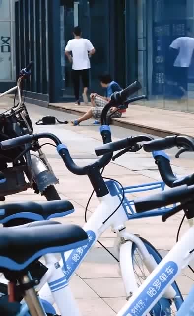 小伙街头恶搞路人,这位路人大哥你不去当演员可惜了