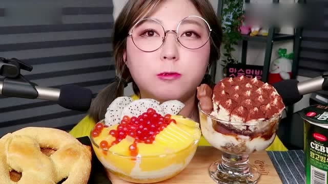 韩国吃货胖妹,吃爆爆珠,芒果,冰淇淋,清凉解暑,吃的舒服