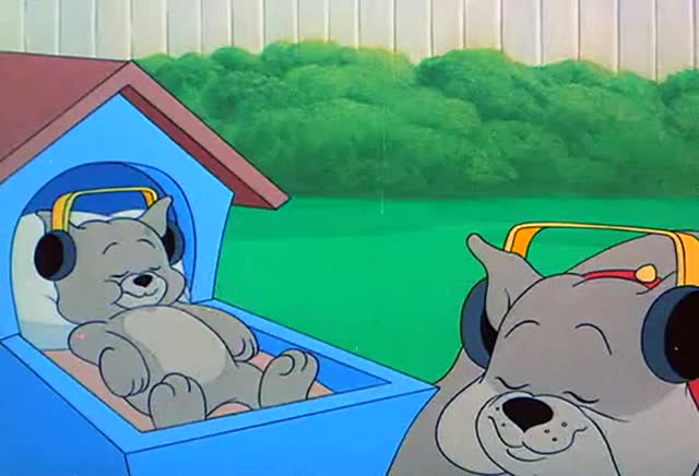 汤姆猫给狗父子戴耳机!于是放肆的抓杰瑞!结果被揍成这样