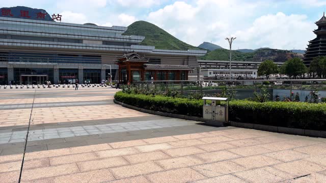 实拍贵州凯里南站,大气有特色,周边环境好