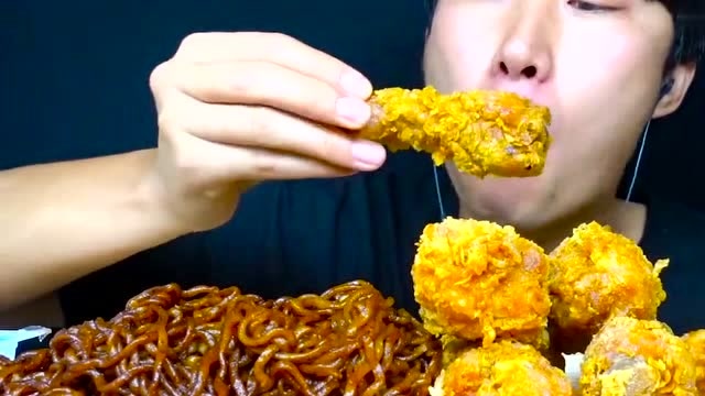 帅气小哥竟吃脆皮炸鸡腿,这咀嚼声不仅治愈还馋人!