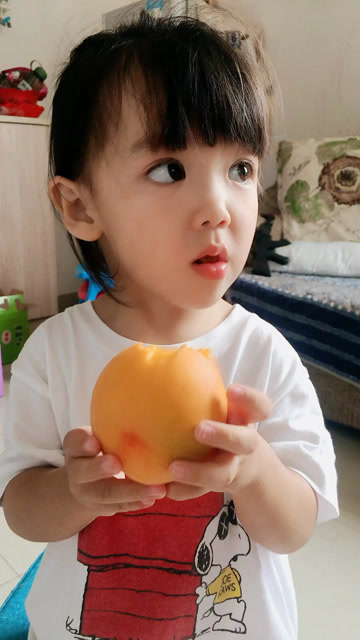 大眼萌娃吃东西的样子真可爱