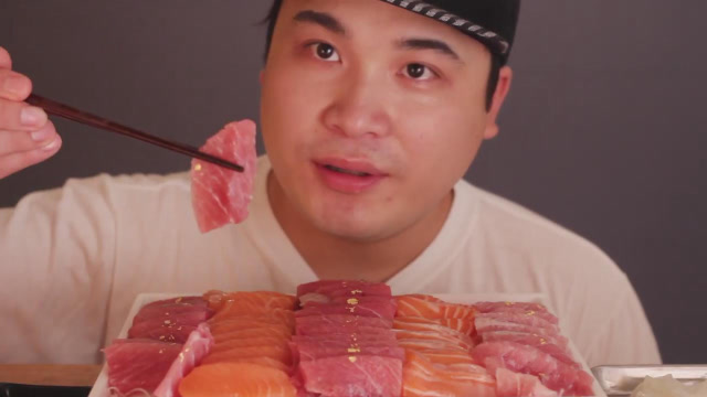 韩国大胃王胖哥吃三文鱼和金枪鱼刺身听听咀嚼音吃的太香了