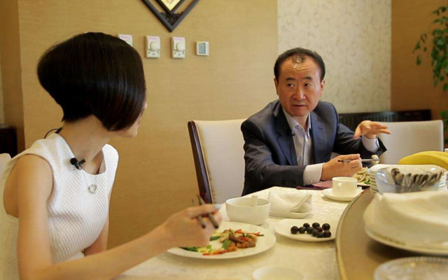 王健林和鲁豫吃饭,当看到两人盘子里东西时,网友:差距一目了然