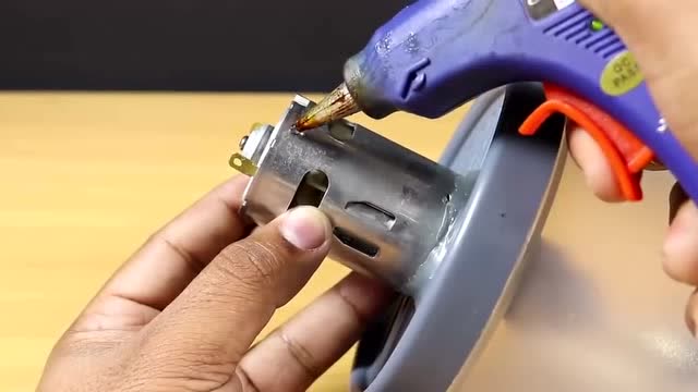 这个发明好,牛人在家自制了一台磨粉机,看完真想自己学