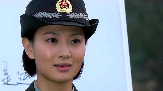 利刃出鞘:唐心怡回家后换下军装,穿上白色吊带裙,真是太美了!