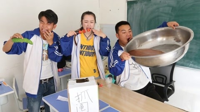 学生用抓阄决定考试内容,没想美女学霸竟考了分,太搞笑了