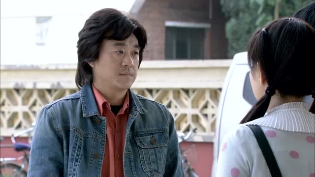 宝莉和学武领了结婚证,遇到郑坚,马学武向郑坚发出了婚礼邀请