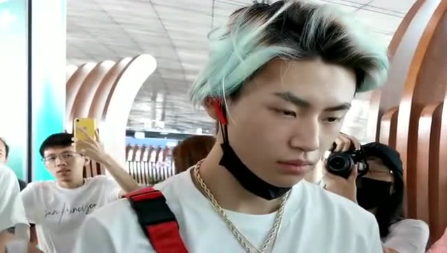 小鬼王琳凯过安检,当他摘下帽子的那一刻,这头发太让人惊艳了!