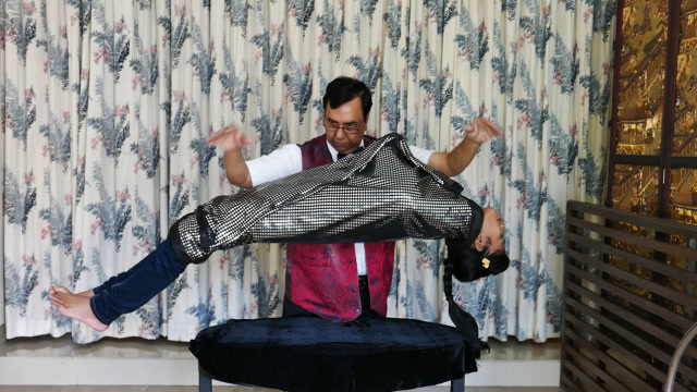 魔术揭秘:人体桌面漂浮,其实很简单