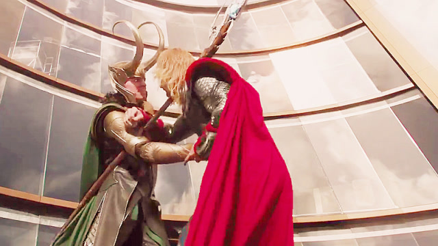 雷神想叫洛基帮他去打架,结果洛基不但不帮他,还直接一刀捅了他