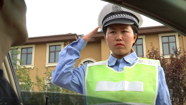 女交警查车,没想查到自己老公了,这下尴尬了,全程爆笑
