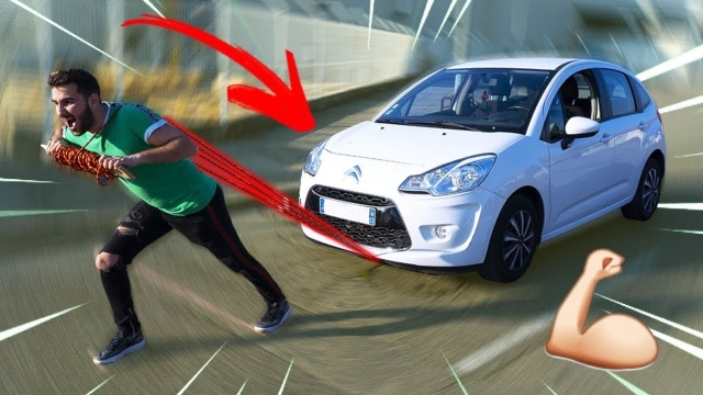 外国小哥挑战纯人力拉动汽车,几秒就轻松搞定,健身房没白去