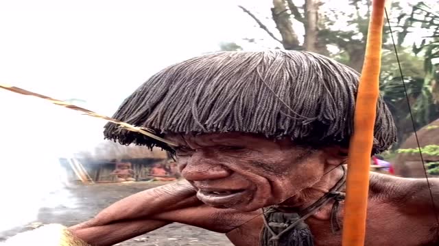 原始野人部落的日常生活,虽然他们在吃肉,但还是感觉小孩子可怜