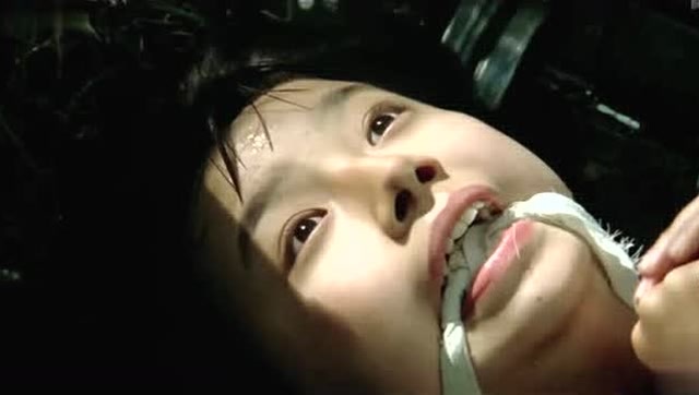 本以为日本女学生被捂死了谁知她竟是装的害的俩人差点被发现