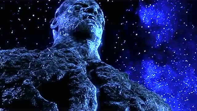 这个巨人也太大了,地球在他面前都是小的,更别说人类了