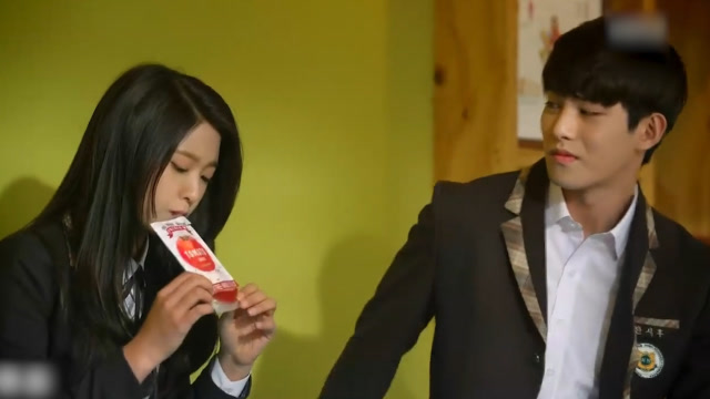 橘子果酱:韩世厚发现白玛丽没有血液喝,就给她拿了一袋