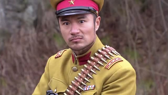 小伙阻拦日军绝密行动,被大佐打倒在地,浑身是血太心疼了!