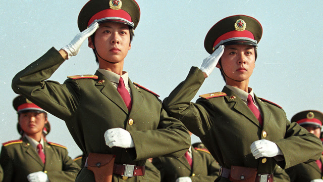 1999年阅兵式,轰动全国的最美双胞胎女兵,现在都怎么样了?