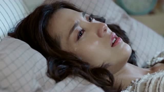 美女想起和总裁的在一起的点点滴滴,躺在床上流泪,太虐心了