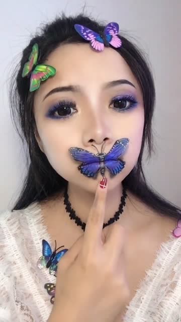 传说中的蝴蝶仙子女子把嘴巴画成蝴蝶的形状佩服她的化妆技术