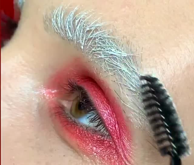 眉毛居然都可以染成白色的,女人真是神奇啊!