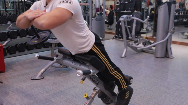 感觉腰部没有力量?一个动作强化竖脊肌,让你挺直腰板提升气质