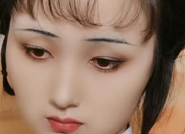 最像的林黛玉仿妆,眉毛没舍得刮掉,不太自然,但神情很不错!