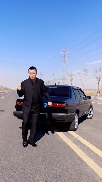 大哥跳舞比较豪横,车的尾灯造型漂亮啊