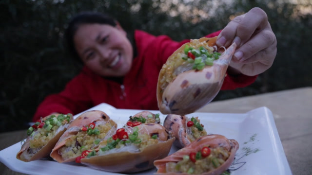 胖妹吃海鲜,150元买7个"椰子螺",肉质肥美,吃起来可真过瘾