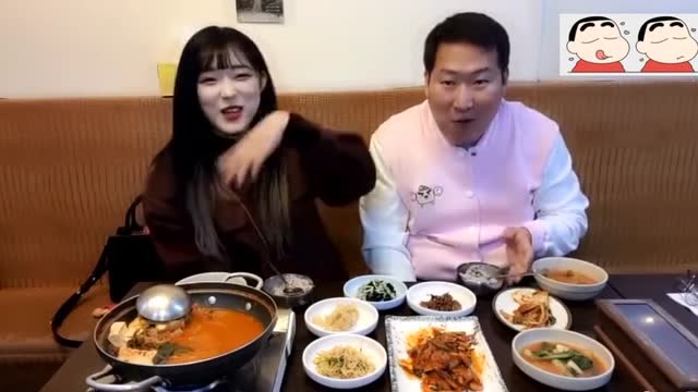 韩国吃播兴森和女朋友去饭店吃饭在一起高兴的嘴都合不拢