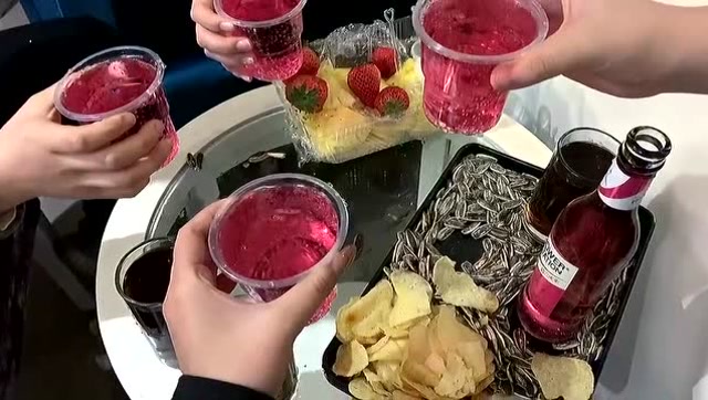 姐妹们喝酒挺厉害呀,看这碰杯就知道!