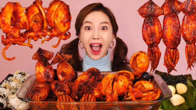 "变态辣"鱿鱼一口一个直接生吞,美女吃得太欢了,大口咀嚼真过瘾