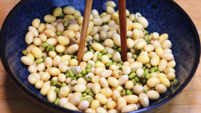 黄豆里加1把绿豆,不打豆浆,简单一做,天天吃都不腻,太香了!