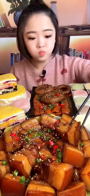 美女直播吃红烧肉,大块肥肉直接塞嘴里,这食欲我太羡慕了!