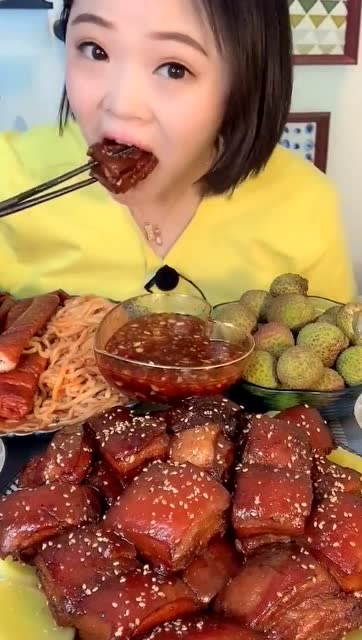 小姐姐直播吃各种美食,看她大口大口吃东西的样子,太馋人