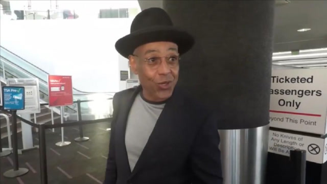 绝命毒师炸鸡叔,一个把坏演到骨髓里的演员,在机场把美女吓哭