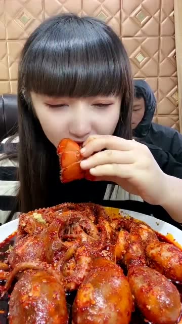 美女吃大龙虾,龙虾个头真大,一口一口太嫩了